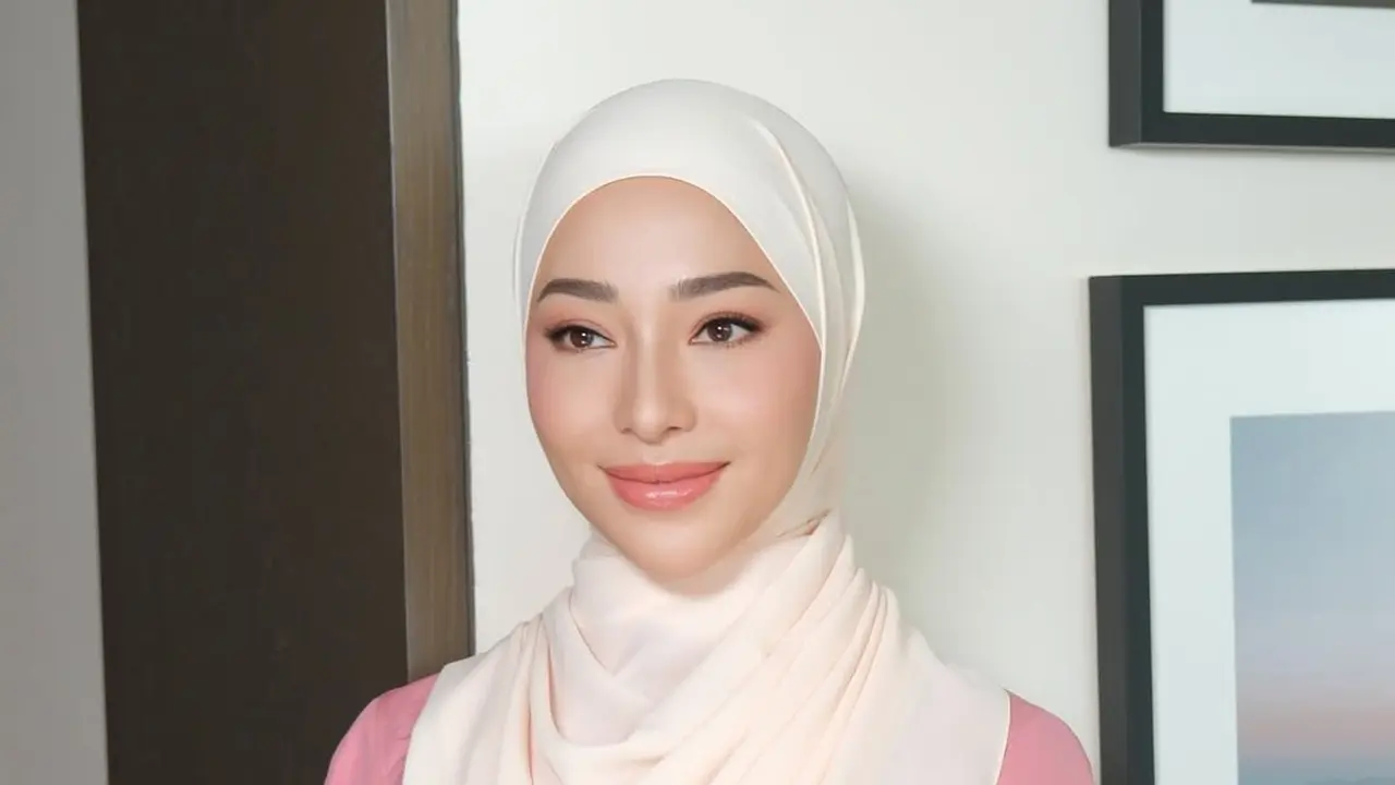 Anggun Berhijab dengan Makeup Soft, Pesona Nikita Willy Tampil Manis dalam Balutan Nuansa Pink