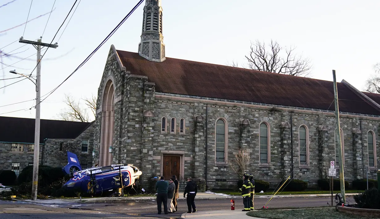 Sebuah helikopter medis yang jatuh di dekat Gereja Drexel Hill United Methodist Church di Drexel Hill, Philadelphia, Pennsylvania, AS (11/1/2022). Helikopter medis yang akan menuju keluar negara AS terjatuh di dekat gereja. (AP Photo/Matt Rourke)