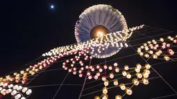 Balon udara panas dengan lentera kecil yang diluncurkan ke udara dalam Festival Tazaungdaing di Taunggyi, Myanmar (12/11). Festival ini  berlangsung selama enam hari di Myanmar. (AFP/Ye Aung Kamis)