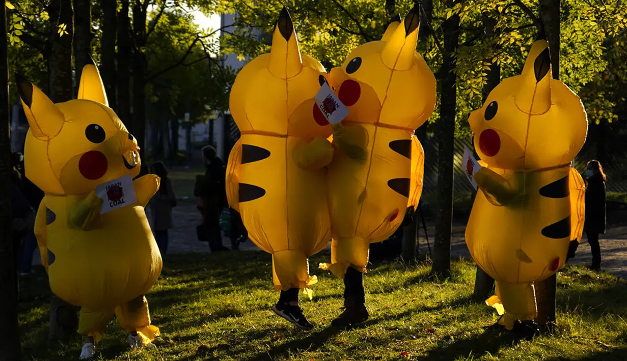 Aktivis berpakaian Pokemon Pikachu saat memprotes dukungan Jepang terhadap industri batu bara dekat KTT Iklim PBB COP26 di Glasgow, Skotlandia, 4 November 2021. KTT ini mengumpulkan para pemimpin dunia untuk menjabarkan visi mereka dalam mengatasi pemanasan global. (AP Photo/Alberto Pezzali)