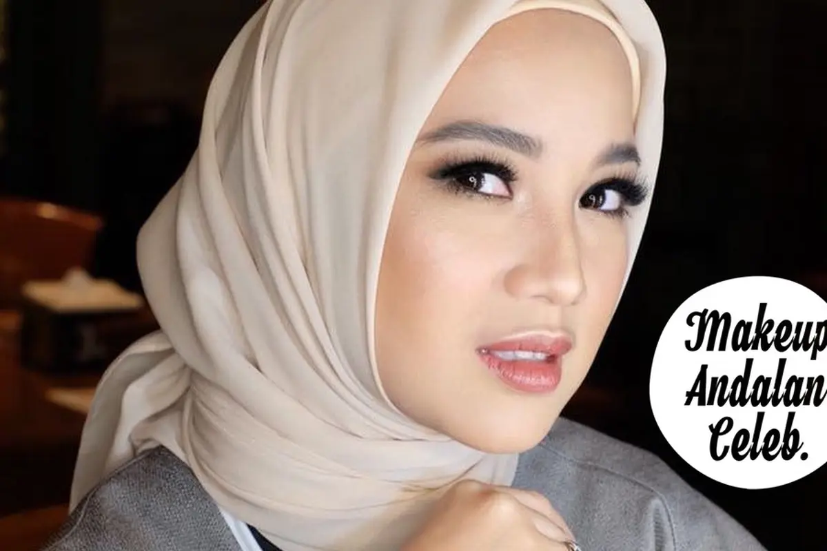 [Bintang] Makeup Andalan Seleb: Mantap Berhijab, Chacha Frederica Kombinasikan Formulasi Smokey Eyes dan Pink Lipstik