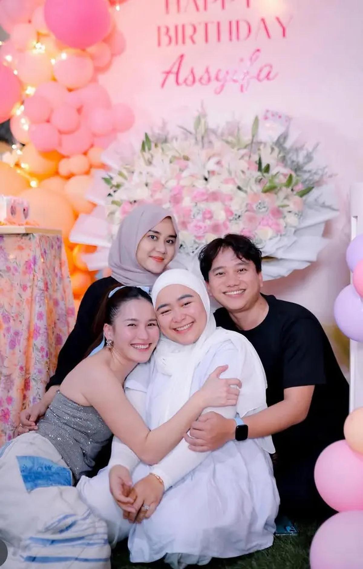 Potret Cantik  Natural Ayu Ting-Ting di Ultah Assyifa, Dikira KPop Idol dengan Wajah Nyaris Tanpa Makeup