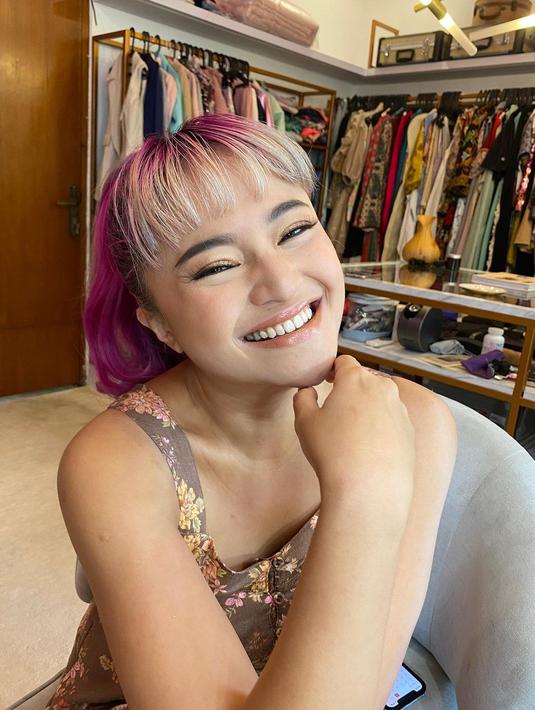Senyuman Marshanda secerah warna rambutnya. (Foto: Instgaram/ marshanda99)