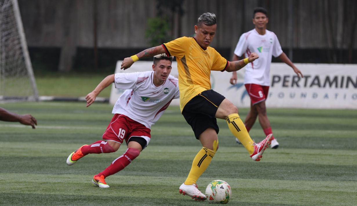 Aksi Vennard Hutabarat yang berusaha mengelabui Kim Jeffrey Kurniawan. (Bola.com/Arief Bagus)