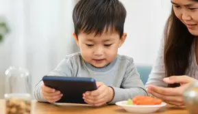 Jangan Biasakan Anak Makan Sambil Nonton, Dokter Ungkap Dampaknya bagi Tumbuh Kembang