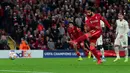 Unggul satu angka, Liverpool terus gencarkan serangan. The Reds mendapatkan peluang emas dari titik dua belas pas pada menit ke-14. Sayangnya, Penalti yang dieksekusi oleh Salah masih bisa dihentikan kiper AC Milan, Mike Maignan. (Foto: AFP/Paul Ellis)