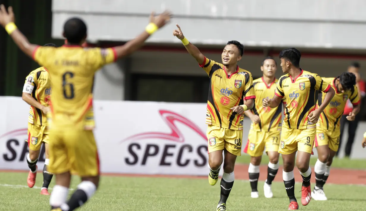 Para pemain Mitra Kukar merayakan gol yang dicetak oleh Achmad Faris ke gawang Bhayangkara FC pada laga Piala Presiden 2019 di Stadion Patriot, Jawa Barat, Senin (11/3). (Bola.com/M Iqbal Ichsan)