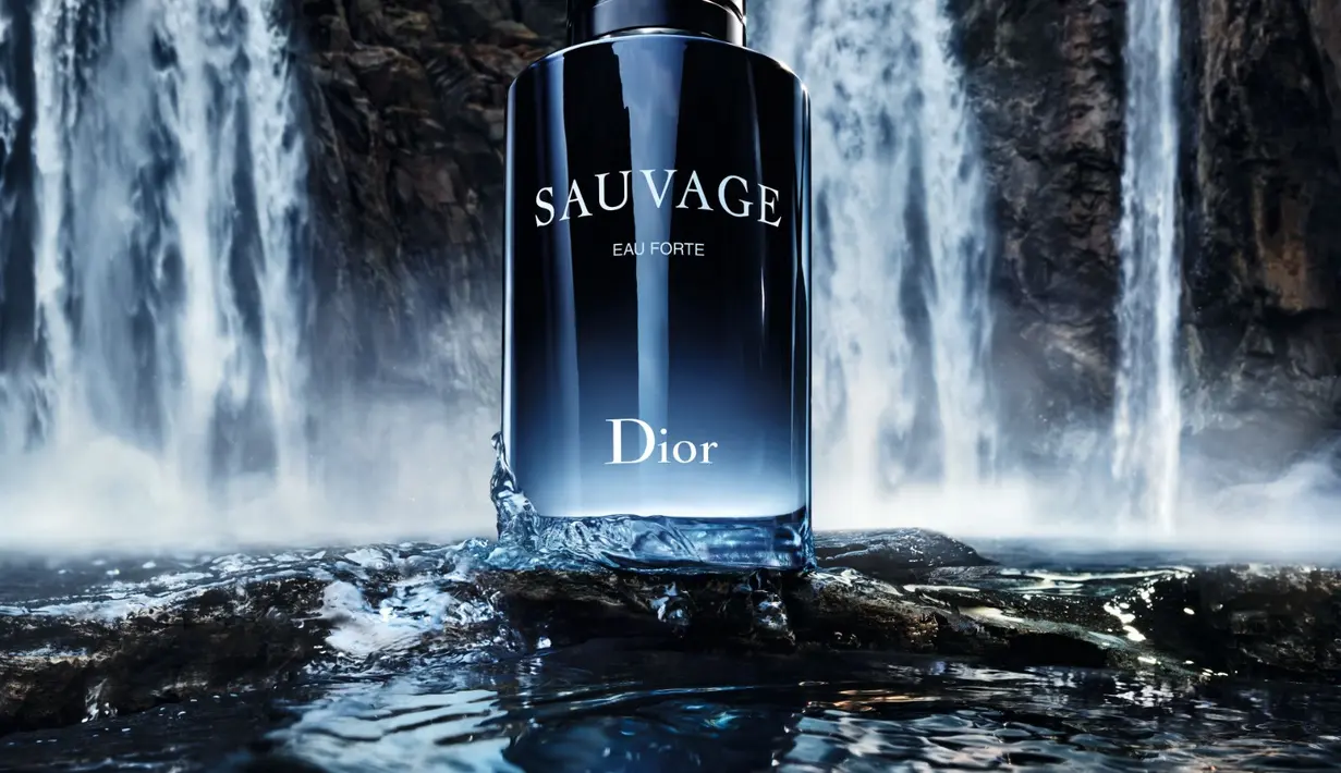 “Air terjun yang mengalir deras adalah tontonan yang dahsyat, menakjubkan, dan memesona. Saya sangat tertarik dengan gagasan tentang air yang bertindak sebagai penghubung dan titik persimpangan antara surga dan bumi, dalam wewangian yang mewujudkan kekuatan luar biasa ini. Wewangiannya benar-benar merupakan “Eau Forte”, ekspresi kesegaran hidup yang ulet dan luar biasa,” kata Francis Francis Kurkdjian, dalam keterangan rilis yang diterima Fimela. [Dok/Dior].