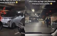 Selalu berhasil membuat emosi terpancing, Wuling Air ev memang suka bermain prank saat berada di parkiran.