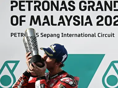 Pembalap Ducati Lenovo Team asal Italia, Francesco Bagnaia merayakan kemenangannya usai Grand Prix MotoGP Malaysia di Sirkuit Internasional Sepang, 3 November 2024. (Lillian SUWANRUMPHA/AFP)