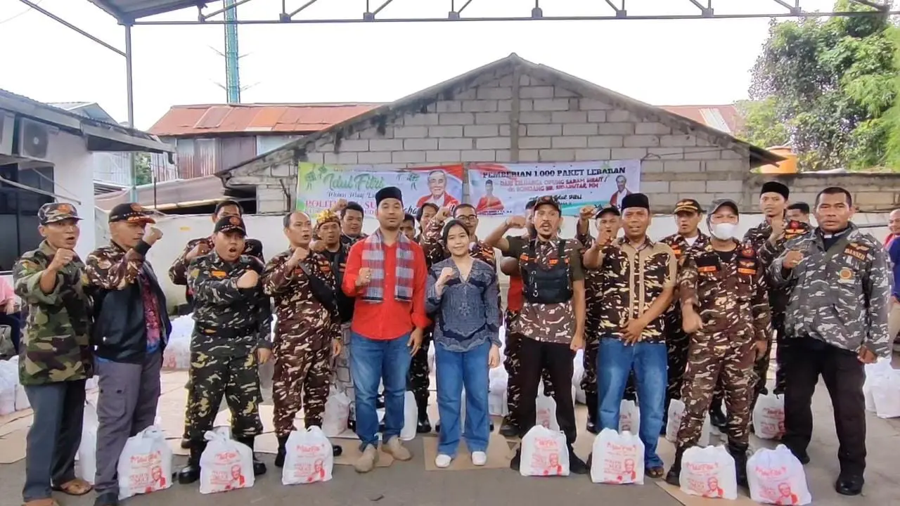 Keluarga besar Sabam Sirait berbagi paket lebaran