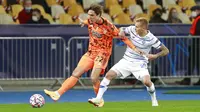 Pemain Juventus, Federico Chiesa, berebut bola dengan pemain Dynamo Kyiv, Vitaliy Buyalskyi, pada laga Liga Champions di Stadion Olimpiyskiy, Rabu (21/10/2020). Juventus menang dengan skor 2-0. (Valentyn Ogirenko/Pool via AP)