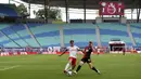 Pemain RB Leipzig, Daniel Carvajal, berebut bola dengan pemain Hertha Berlin, Maximilian Mittelstaedt, pada laga  Bundesliga di Red Bull Arena, Rabu (27/5/2020). Kedua tim bermain imbang 2-2. (AP/Alexander Hassenstein)