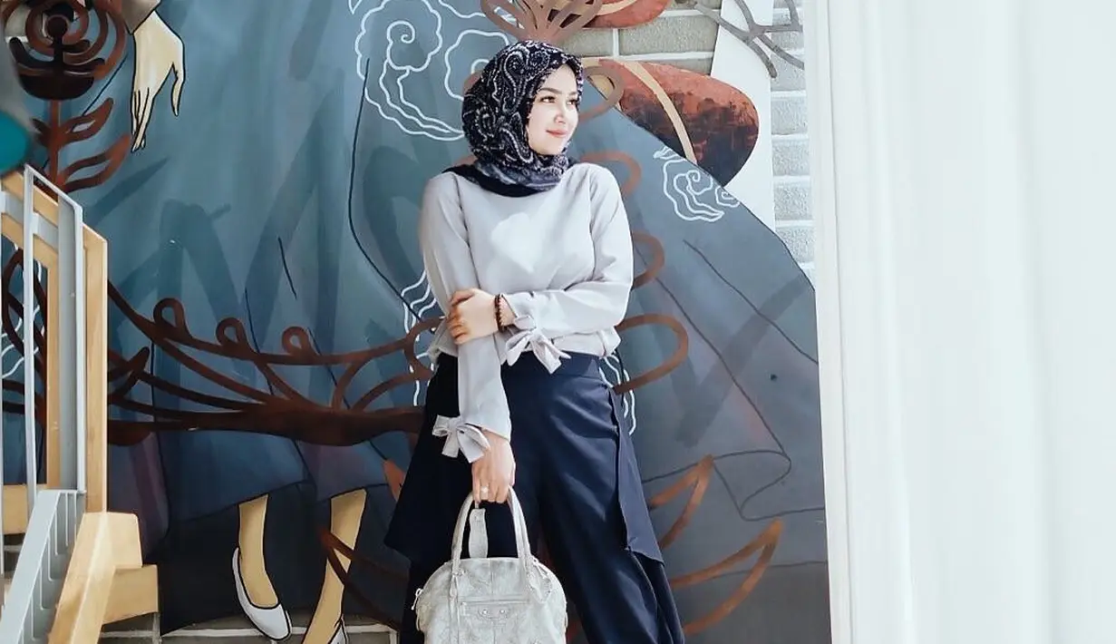 Sejak memutuskan berhijab pada tahun 2016 lalu, Aryani Fitriana makin terlihat cantik. Terlebih dengan gaya hijabnya yang sederhana namun tetap membuat dirinya sungguh memesona. (Instagram/aryanifitriana24)