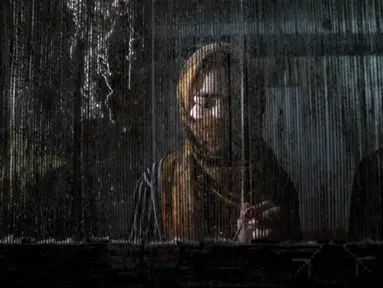 Seorang wanita Afghanistan menganyam karpet di pabrik karpet tradisional di Kabul, Afghanistan, Senin (6/3/2023). Setelah Taliban berkuasa di Afghanistan, banyak hak dasar wanita telah dirampas. (AP Photo/Ebrahim Noroozi)