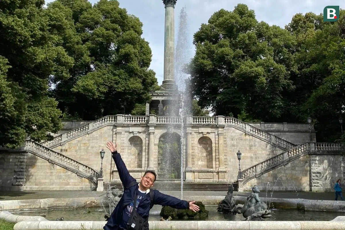 Bola.com di depan Friedensengel, atau Monumen Malaikat Perdamaian