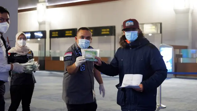 Pembagian healthy kit di Bandara Soetta