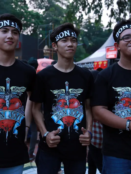 Para pedagangpun tak mau kalah dengan menjajakan marchendise 'berbau' band asal New Jersey itu. Terbukti, tak sedikit calon penonton yang tampil serba hitam lengkap dengan bubuhan tulisan Bon Jovi di dada mereka. (Deki Prayoga/Bintang.com)