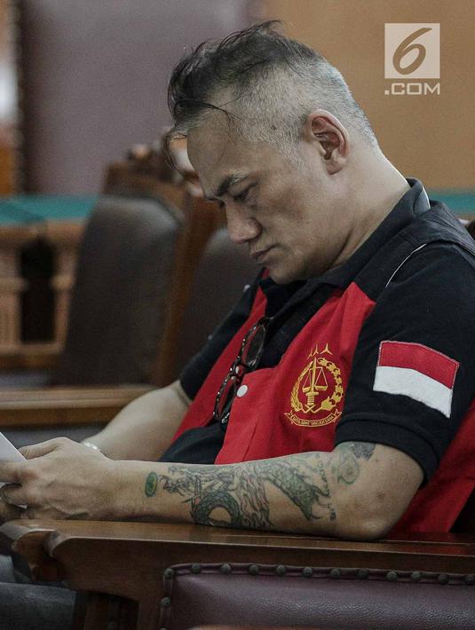 Aktor senior Tio Pakusadewo menghadiri sidang pembacaaan dakwaan kasus penyalahgunaan narkoba di PN Jakarta Selatan, Senin (30/4). Sidang digelar kembali setelah pekan lalu Tio tidak bisa menghadiri persidangan karena sakit. (Liputan6.com/Faizal Fanani)