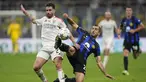 Gelandang Inter Milan Henrikh Mkhitaryan berebut bola dengan gelandang Benfica, Rafa Silva pada matchday 2 Liga Champions 2023/2024 di Giuseppe Meazza, Italia, Rabu (4/102/2023) WIB. (AP Photo/Luca Bruno)