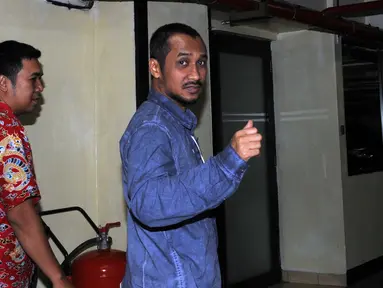 Mantan pimpinan Komisi Pemberantasan Korupsi (KPK) Abraham Samad (AS) saat mendatangi Gedung Komisi Pemberantasan Korupsi (KPK) di Jakarta, (4/3). AS melakukan pertemuan dengan sejumlah orang di lembaga antikorupsi tersebut. (Liputan6.com/Helmi Afandi) 