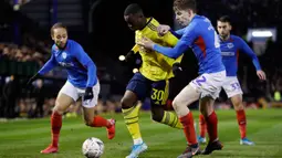 Striker muda Arsenal Eddie Nketiah berebut bola dengan pemain Portsmouth, Steve Seddon pada laga putaran lima Piala FA di Fratton Park, Senin (2/3/2020). Arsenal sukses membungkam tuan rumah Portsmouth dengan skor 2-0. (AP Photo/Kirsty Wigglesworth)