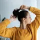 Memiliki gaya rambut yang rapi namun tetap terlihat effortless sering menjadi pilihan banyak perempuan modern. Salah satu gaya yang kini semakin populer adalah low twisted ponytail dengan soft curls. (foto/dok: freepik)