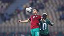 Gelandang Maroko Selim Amallah (kiri) berbeut bola dengan gelandang Malawi Francisco Madinga pada babak 16 besar Piala Afrika 2021 di Ahmadou Ahidjo Stadium, Yaounde, Rabu (26/1/2022) dini hari WIB. Achraf Hakimi menjadi penentu kemenangan Maroko atas Malawi, 2-1. (Kenzo Tribouillard/AFP)