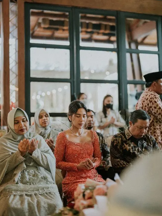 Netizen lantas membanjiri kolom komentar. Mereka menyebut lamaran Adinda Thomas membuat patah hati segunung. [instagram/adindathomas]