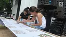Dua wanita Amerika Latin saat membuat batik dalam kelas bersama Rumah Batik Palbat di Tugu Kunstring Paleis, Jakarta, Kamis (22/3). Kegiatan membuat batik tulis dan batik cap ini hasilnya akan didonasikan untuk amal. (Merdeka.com/Arie Basuki)