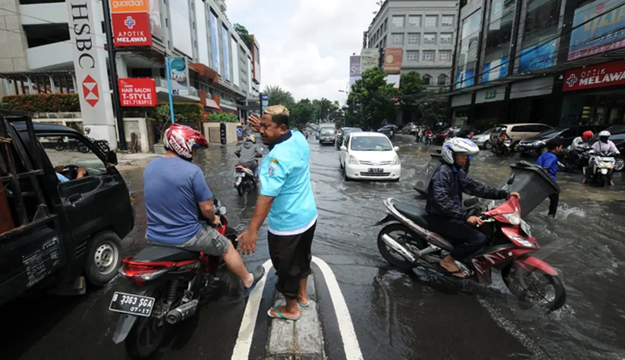 Hujan yang mengguyur Jakarta sejak Minggu (8/2/2015) mengakibatkan banjir di sejumlah wilayah. Tampak, sejumlah pengendara berputar menghindari genangan air di jalan Kemang Raya, Jakarta, Selasa (10/2/2015). (Liputan6.com/Helmi Fithriansyah)