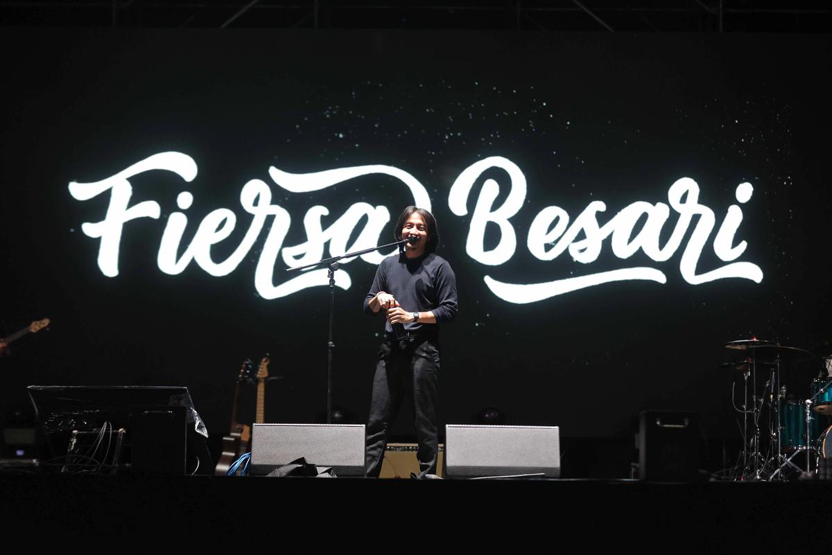 FOTO: Fiersa Besari Hangatkan Panggung KLBB 2026 di Senayan