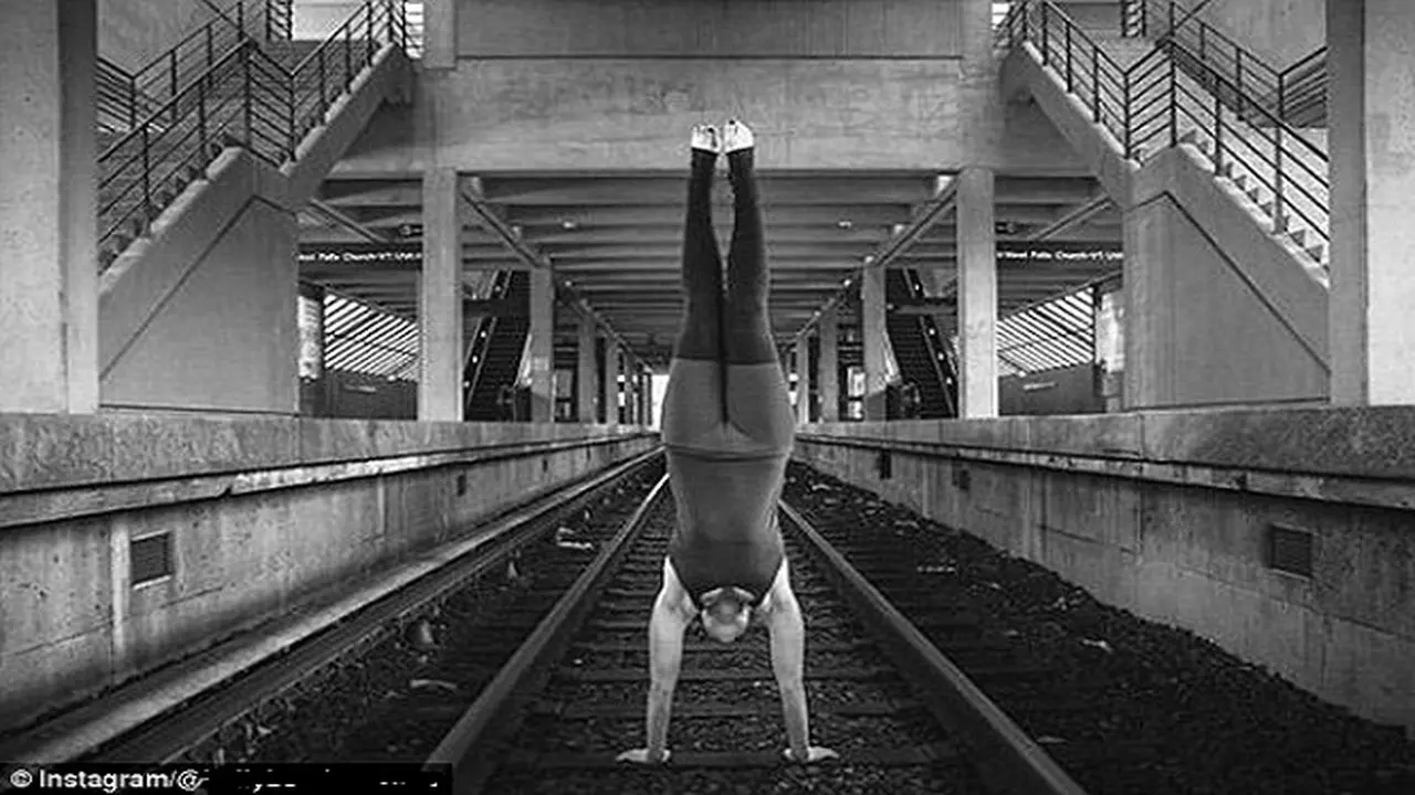 Selfie `Yoga` di Rel Kereta, Wanita Cantik ini Diciduk Polisi