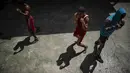 Petinju berlatih di sasana tinju Rafael Trejo di Old Havana, Rabu (6/4/2022). Kuba melarang tinju profesional tak lama setelah revolusi 1959, tetapi petinju akan diizinkan bertarung secara profesional lagi untuk pertama kalinya di bawah kesepakatan dengan promotor Meksiko. (AP Photo/Ramon Espinosa)