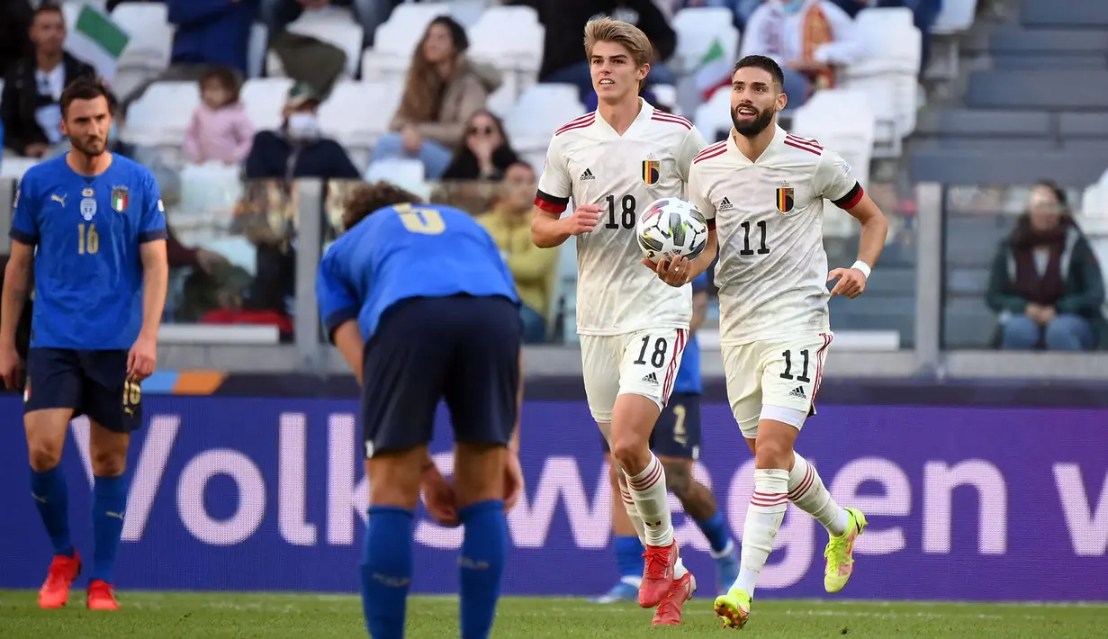 Belgia kemudian berbalik menyerang Italia untuk memperkecil selisih kedudukan. Red Devil akhirnya mampu mencetak gol di menit ke-86, setelah tercatat beberapa kali membuat peluang emas. Charles De Ketelaere (kanan kedua) sukses memanfaatkan serangan balik  menjadi gol. (AFP/Marco Bertorello)