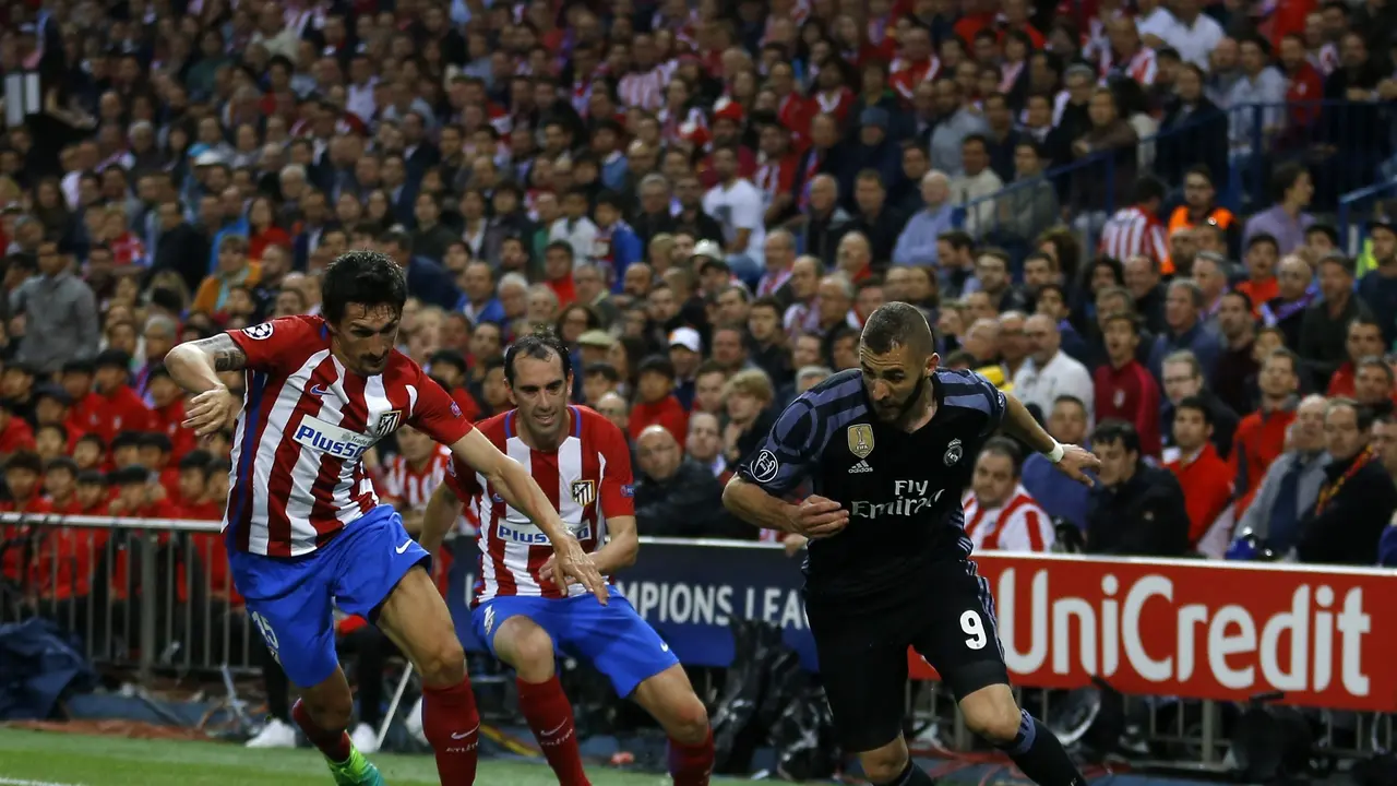 Penyerang Real Madrid, Karim Benzema (kanan), mendribel bola melewati dua bek Atletico Madrid, Stefan Savic dan Diego Godin, pada leg kedua semifinal Liga Champions di Estadio Vicente Calderon, Kamis (11/5/2017) dinihari WIB.