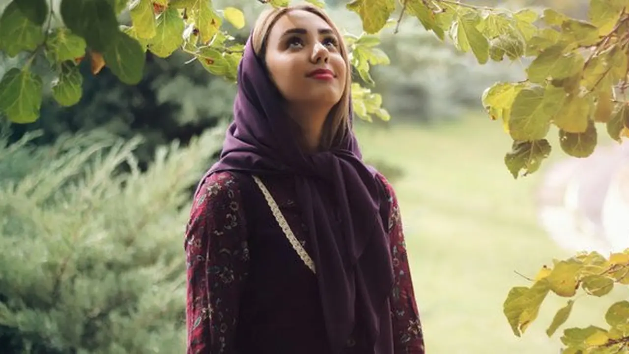 Model Baju Lebaran Warna Burgundy (credit: unsplash/Mohammadreza Nasimi)
