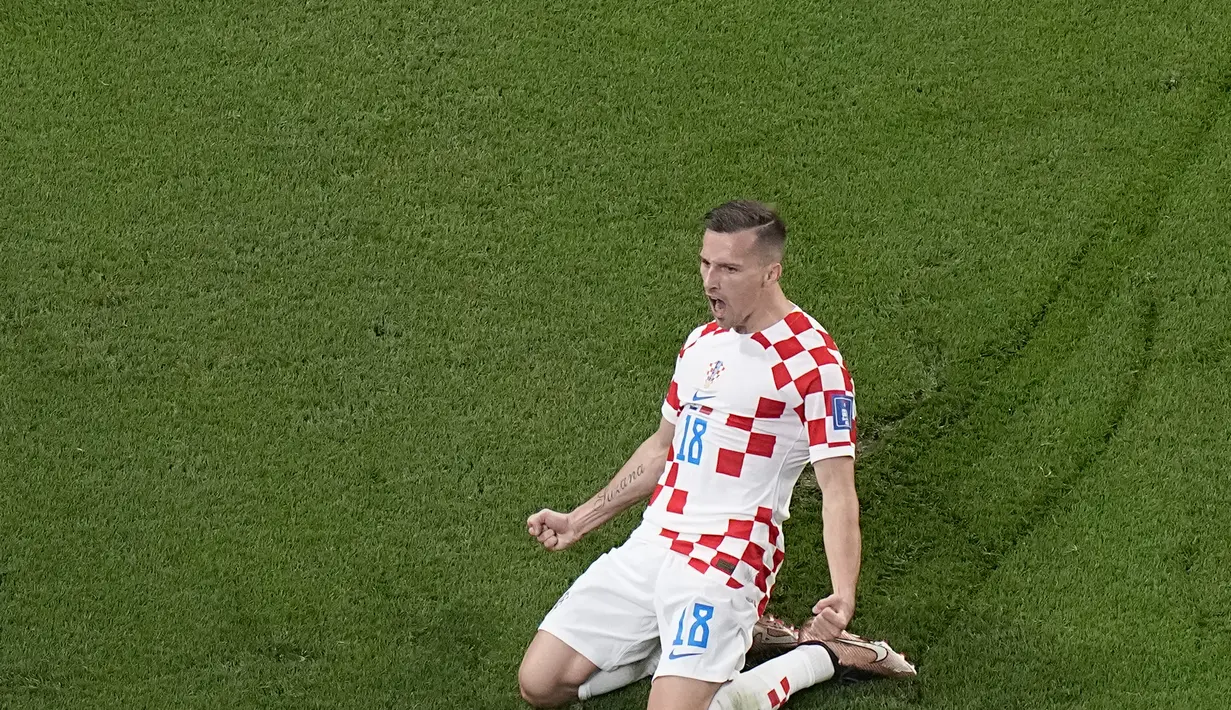 Penyerang Kroasia, Mislav Orsic berselebrasi usai mencetek gol ke gawang Maroko selama pertandingan playoff perebutan peringkat ketiga Piala Dunia 2022 di Khalifa International Stadium di Doha, Qatar, Sabtu (17/12/2022). Kroasia meraih juara ketiga Piala Dunia 2022 usai menang 2-1 atas Maroko. (AP Photo/Martin Meissner)
