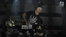 Pemain Keyboard band beraliran metal progresif Dream Theater, Jordan Rudess menunjukkan aksinya dalam JogjaRockarta International Music Festival 2017 di Stadion Kridosono, Jogjakarta, Jumat (29/9). (Liputan6.com/Herman Zakharia)