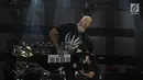Pemain Keyboard band beraliran metal progresif Dream Theater, Jordan Rudess menunjukkan aksinya dalam JogjaRockarta International Music Festival 2017 di Stadion Kridosono, Jogjakarta, Jumat (29/9). (Liputan6.com/Herman Zakharia)