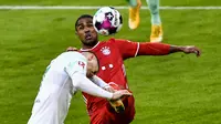 Gelandang Bayern Munich, Douglas Costa (kanan), berebut bola dengan gelandang Werder Bremen, Milot Rashica, dalam laga lanjutan Liga Jerman pekan ke-8 di Allianz Arena, Sabtu (21/11/2020). Bayern bermain imbang 1-1 dengan Werder Bremen. (AFP/Lukas Barth/Pool)