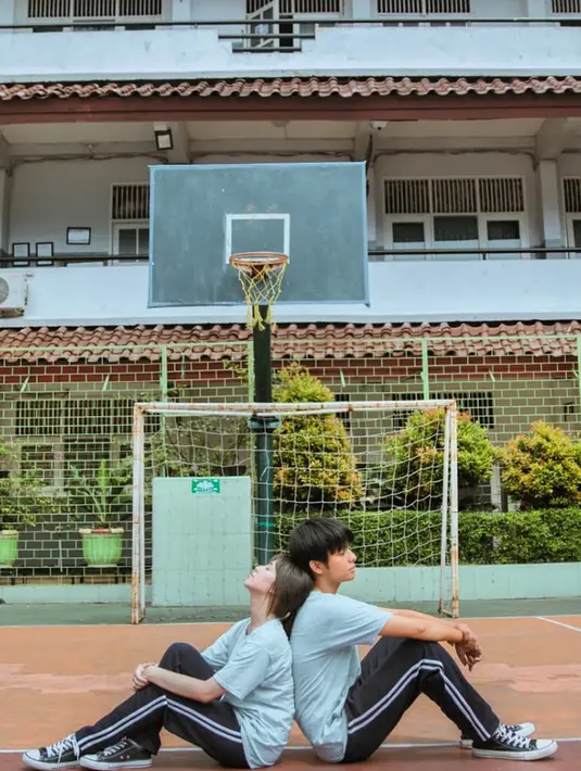 Angga memposting foto bersama Zara JKT48 dengan pose bersandar satu sama lain ini membuat warganet semakin baper. Pasalnya mereka juga terlihat sama-sama mengenakan kaos putih dengan celana panjang hitam bergaris. (Liputan6.com/IG/@anggayunandareal16)