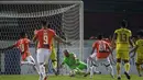 Duel baru berjalan empat menit, Persija Jakarta hampir mencetak gol namun dapat diamankan oleh kiper Barito Putera Aditya Harlan. (Bola.com/Bagaskara Lazuardi)
