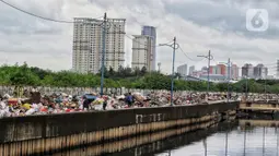 Tumpukan sampah sisa banjir yang dikumpulkan dari sepanjang Kali Cengkareng, Jakarta Barat, Kamis (9/1/2020). Sampah sisa banjir tersebut selanjutnya akan dibawa menggunakan truk pengangkut ke TPA Bantar Gebang. (Liputan6.com/Johan Tallo)