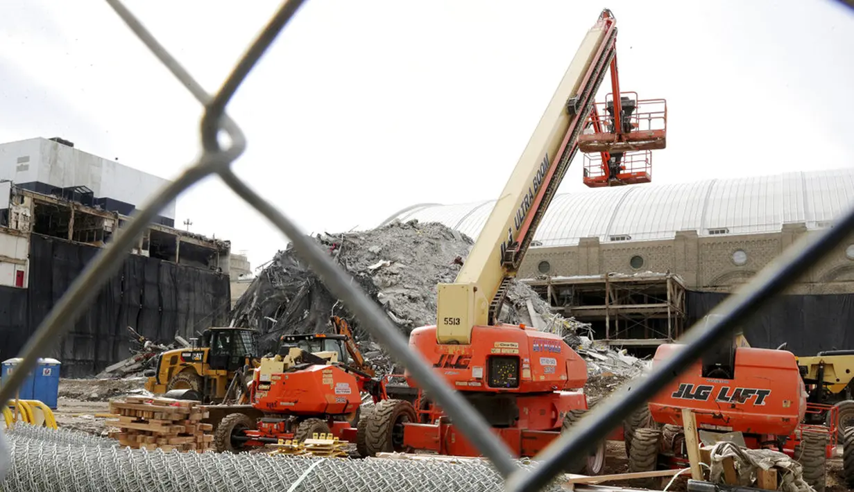Alat berat mengangkut puing-puing bekas Trump Plaza Hotel and Casino usai diledakkan, Atlantic City, New Jersey, Amerika Serikat, Rabu (17/2/2021). Gedung tersebut hanya menyisakan tumpukan reruntuhan usai tombol ditekan. (Edward Lea/The Press of Atlantic City via AP)