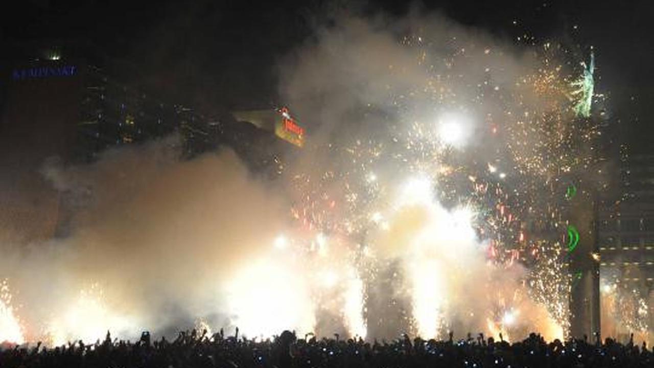 Pesta kembang api sambut tahun baru 2013 di Bundaran HI