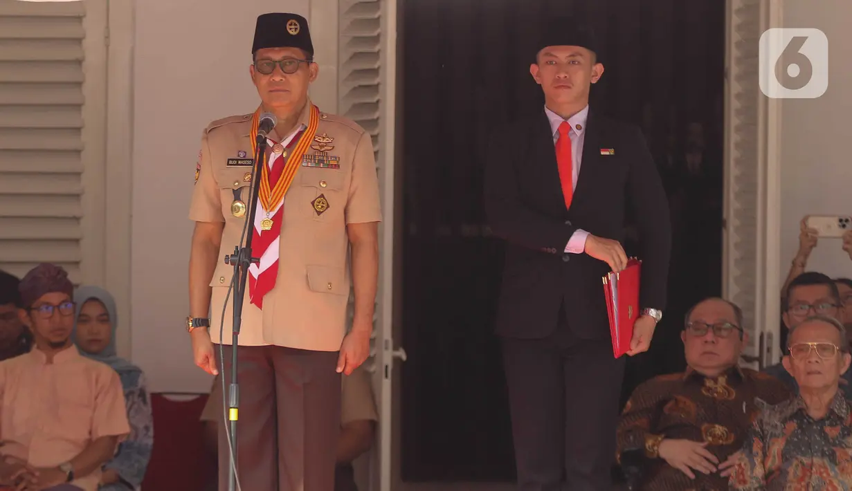 Ketua Kwartir Nasional (Kwarnas) gerakan Pramuka, Budi Waseso memimpin pelaksanaan upacara 96 tahun Sumpah Pemuda di Museum Sumpah Pemuda, Jakarta, Senin (28/10/2024). (Liputan6.com/Herman Zakharia)