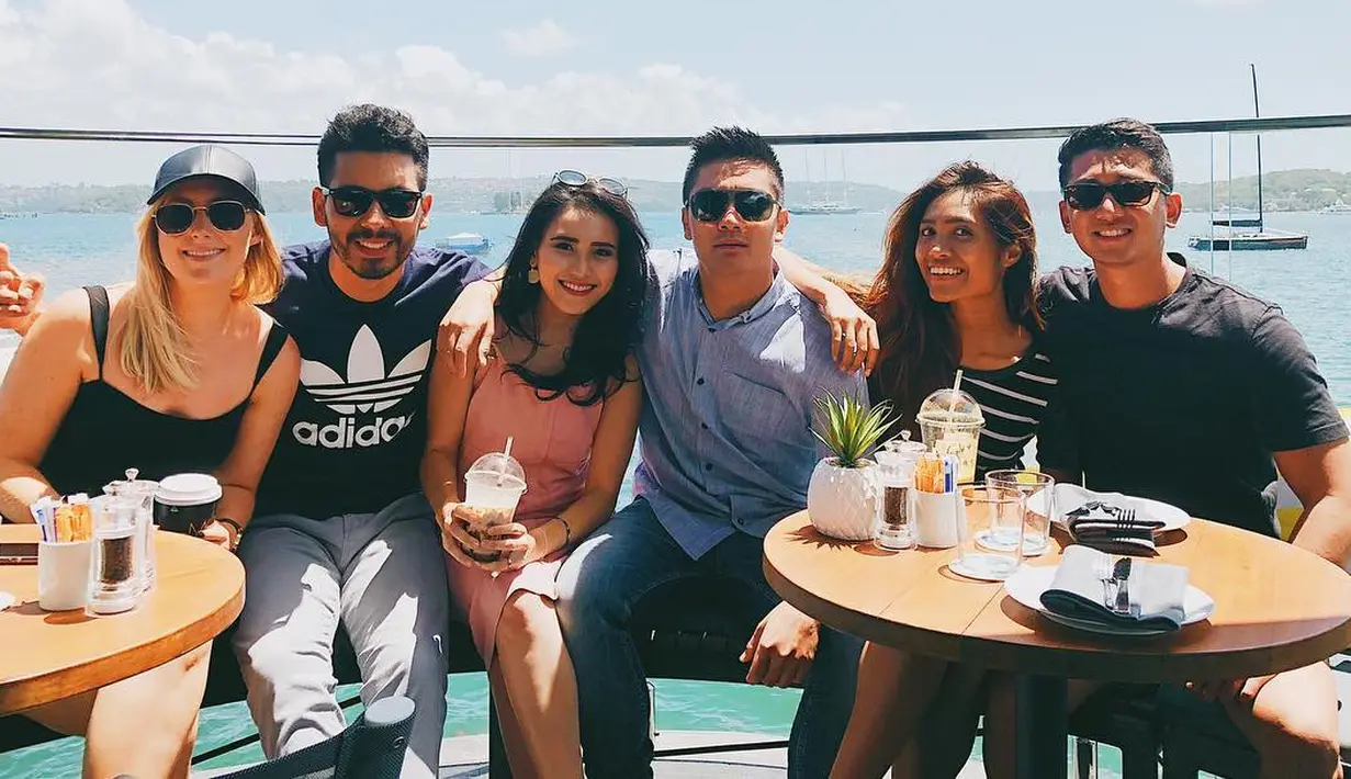 “Nih gaya ngg tuh anak depok punya squad dimari hahhhahahhaa 🤪😎 hayo pada mo komen ape lu pade deh ahahhahahahhah...... pasti ade aje 😝 emg gue pikirin hahhahahahhaahahha,” tulis Ayu. (Instagram/ayutingting92)