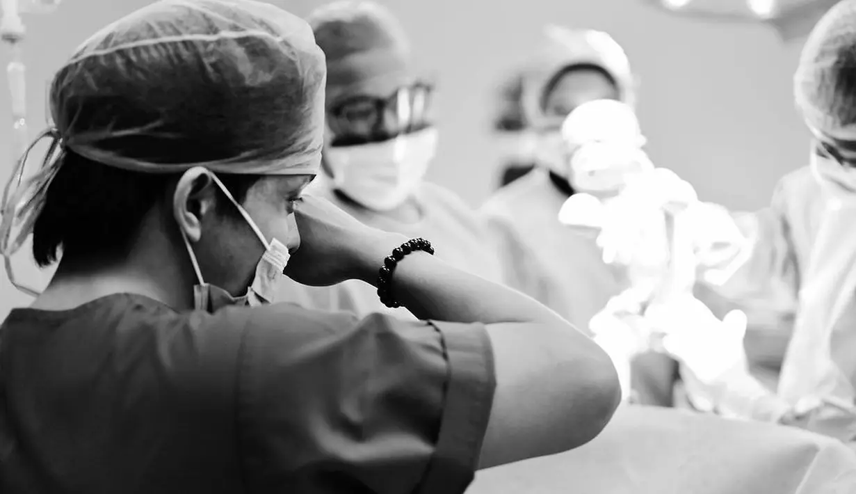 Momen Aurel Hermansyah melahirkan didampingi Atta Halilintar. [Foto: Instagram/attahalilintar]