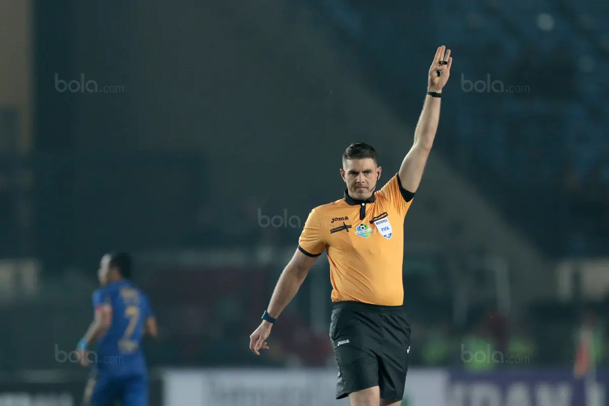 Wasit asing asal Australia, Shaun Robert Evans, bertugas pada laga Liga 1. (Bola.com/Nicklas Hanoatubun)